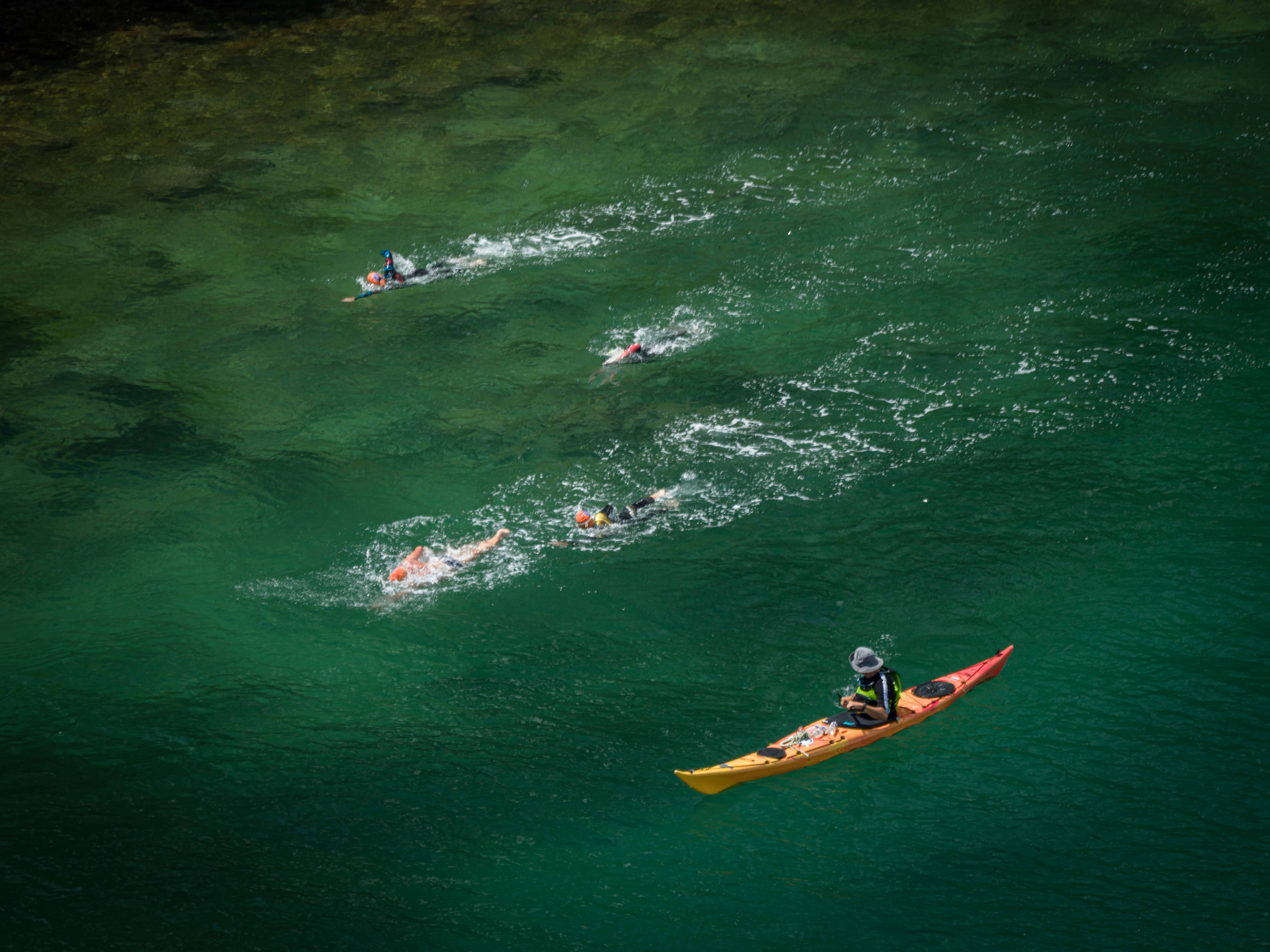Nageurs de la Rand'eau accompagnés par kayak